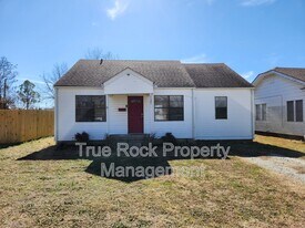 1121 E Beverly St in Ada, OK - Building Photo