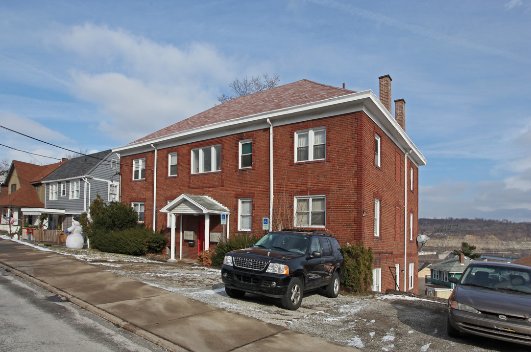 212 Pennsylvania Ave in Clairton, PA - Foto de edificio