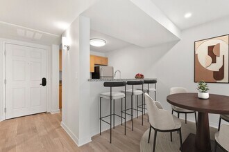 AVIA on Pike Street in Seattle, WA - Foto de edificio - Building Photo