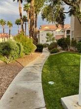 8555 W Russell Rd in Las Vegas, NV - Foto de edificio - Building Photo