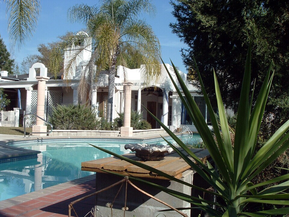 19364 Powell Rd, Unit 1 -VILLA ROMAN in Brooksville, FL - Foto de edificio