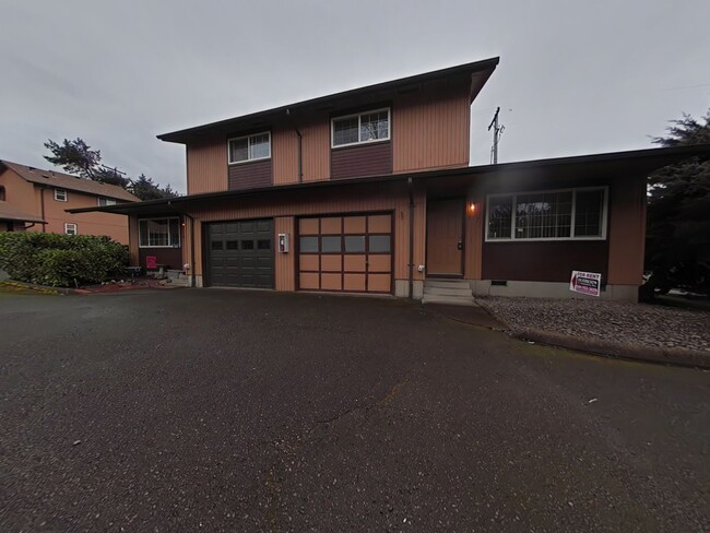 property at 619-621 SE Lilly Ave