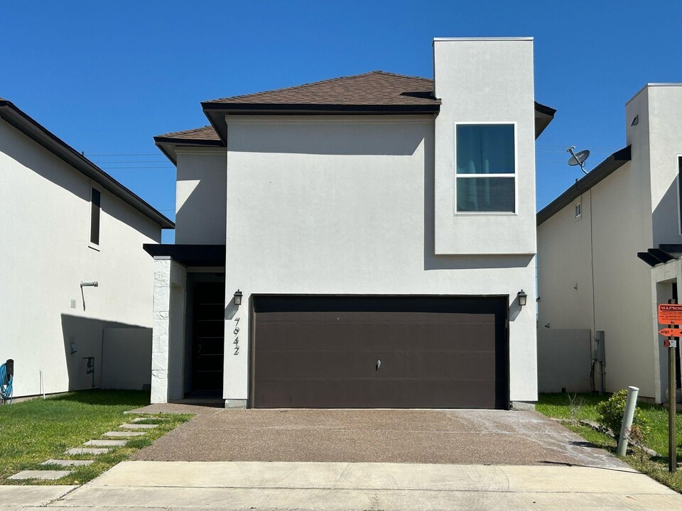 7942 Elka Lp in Laredo, TX - Building Photo