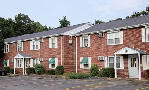 Evergreen Manor Apartments in Westfield, MA | ApartmentHomeLiving.com