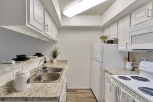 Canyon Creek in Dallas, TX - Building Photo