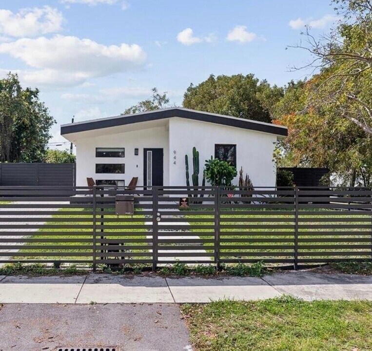 944 NW 64th St in Miami, FL - Building Photo