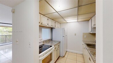 14201 N Kendall Dr in Miami, FL - Building Photo - Building Photo