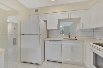 260 NW 76th Ave in Margate, FL - Building Photo - Building Photo