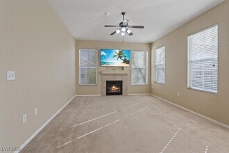 10550 W Alexander Rd in Las Vegas, NV - Foto de edificio - Building Photo
