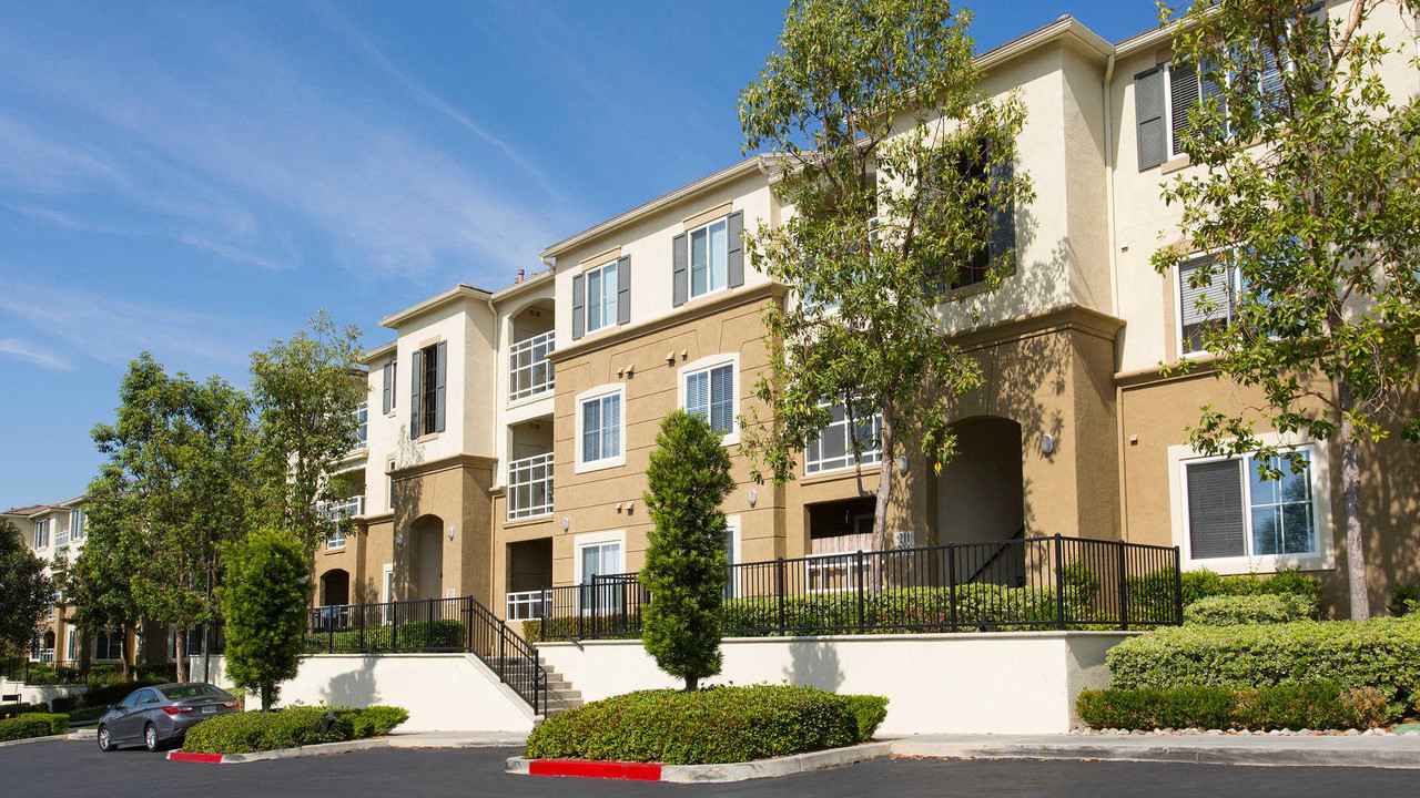 Bella Vista At Warner Ridge in Woodland Hills, CA - Building Photo