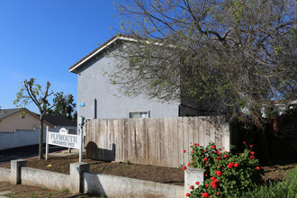 208 Plymouth Dr in Vista, CA - Building Photo - Building Photo