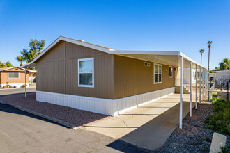 Paradise Groves Manufactured Home Community in Glendale, AZ - Building Photo - Building Photo