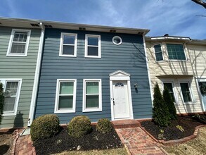 1366 E Masonic Dr in Fayetteville, AR - Foto de edificio - Building Photo