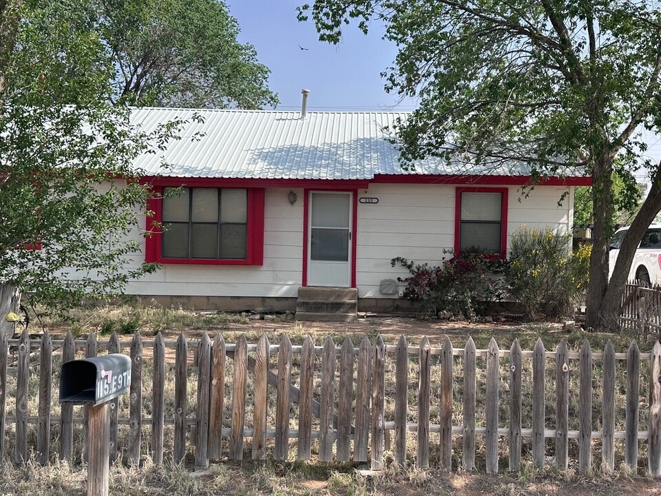 115 E 9th St in Denver City, TX - Foto de edificio