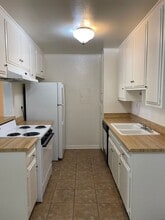 1030 W MacArthur Blvd in Santa Ana, CA - Building Photo - Building Photo
