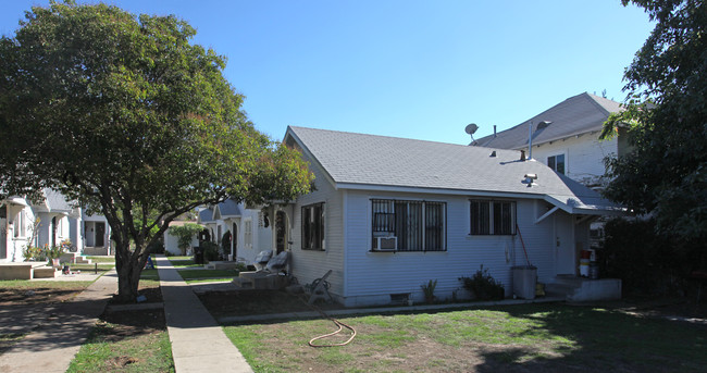2624-2628 3/4 Griffin Ave in Los Angeles, CA - Foto de edificio - Building Photo