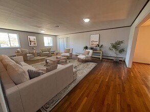 120 W Mellen St in Hampton, VA - Foto de edificio - Building Photo