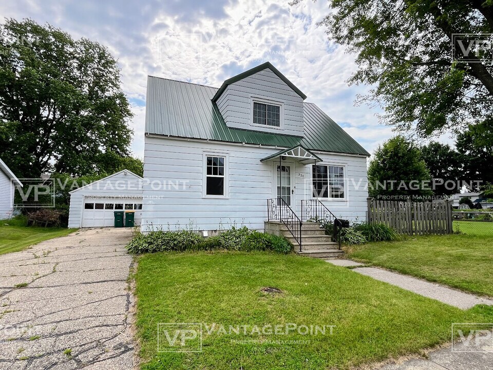 320 Houston St in Marinette, WI - Building Photo