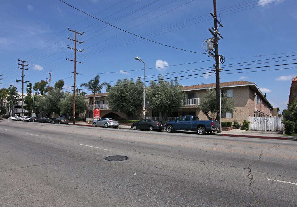 15025 Vanowen Street in Van Nuys, CA - Building Photo