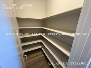 4556 NW 132nd Ave in Portland, OR - Foto de edificio - Building Photo