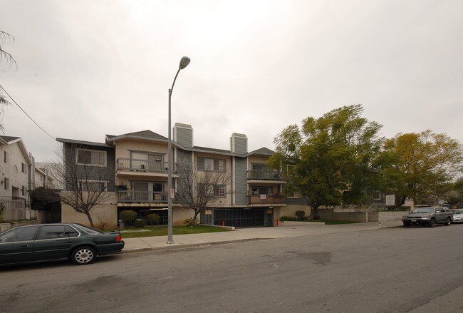Woodridge Villas in Canoga Park, CA - Building Photo - Building Photo