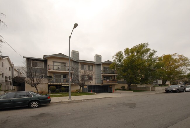 Woodridge Villas in Canoga Park, CA - Foto de edificio - Building Photo