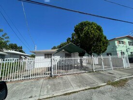 1019 NW 24th St in Miami, FL - Building Photo