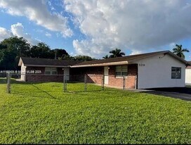 5219 SW 43rd Terrace in Fort Lauderdale, FL - Building Photo