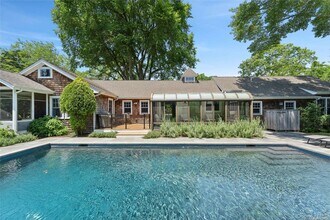 695 Main St in Westhampton Beach, NY - Building Photo - Building Photo