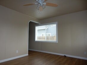 1458 E Cleveland St in Woodburn, OR - Building Photo - Building Photo