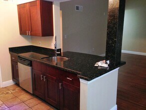 2440 NW 33rd St in Oakland Park, FL - Building Photo - Building Photo