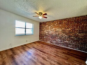 214 Mack Hollimon Dr in Kerrville, TX - Building Photo - Building Photo