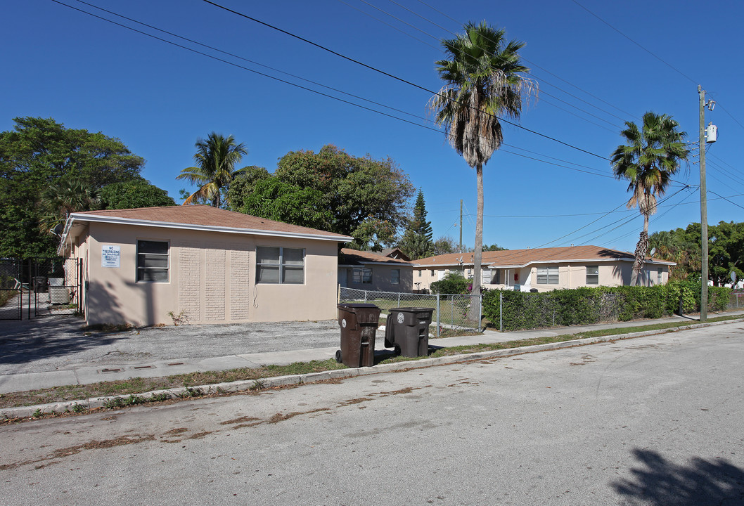 Henrietta Villas in West Palm Beach, FL - Building Photo