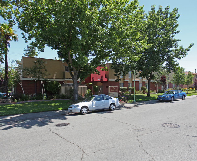 The Courtyard Apartments in Sacramento, CA - Foto de edificio - Building Photo