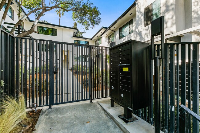 223 Lucas Ave in Los Angeles, CA - Building Photo - Building Photo
