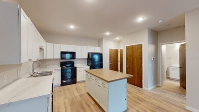 South Pointe Apartments in Council Bluffs, IA - Building Photo - Building Photo