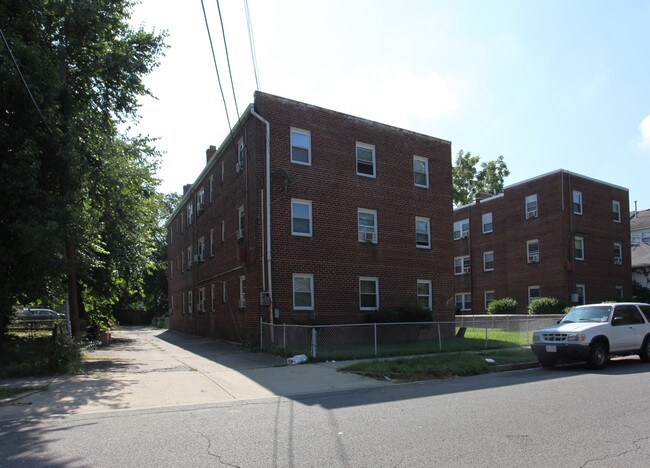 1410-1412 Young St SE in Washington, DC - Foto de edificio - Building Photo