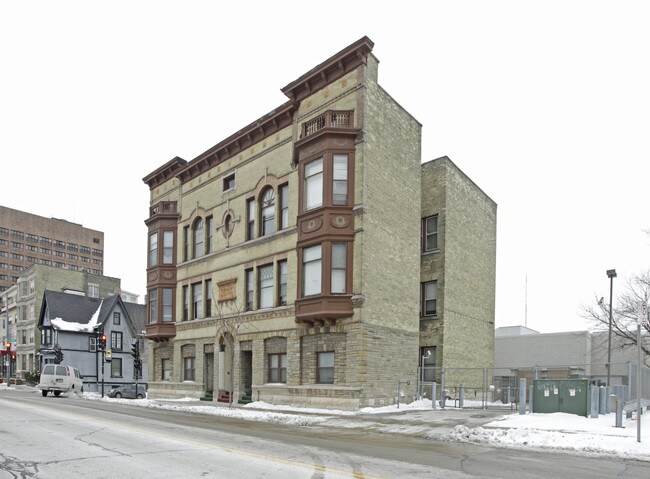 1305 N Milwaukee St in Milwaukee, WI - Building Photo - Building Photo
