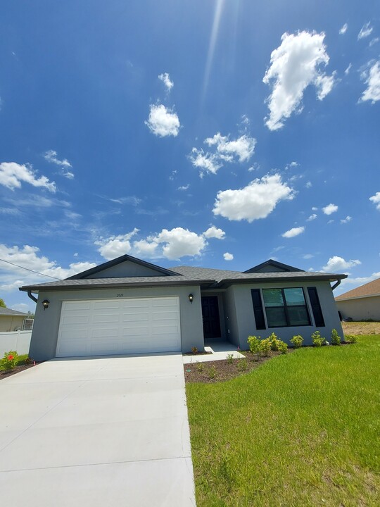 2519 NE 7th Ave in Cape Coral, FL - Building Photo