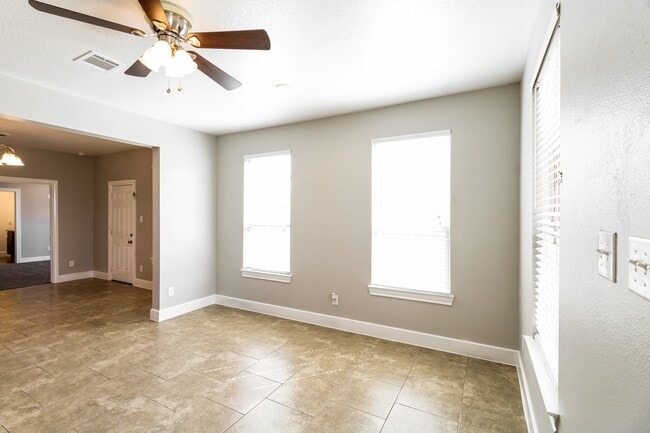 3223 Bay Oaks Harbor Dr in Baytown, TX - Foto de edificio - Building Photo