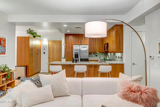 7131 E Rancho Vista Dr in Scottsdale, AZ - Foto de edificio - Building Photo