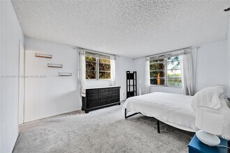 3001 W Rolling Hills Cir in Davie, FL - Building Photo - Building Photo