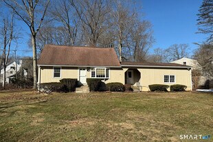 658 Winnepoge Dr in Fairfield, CT - Building Photo
