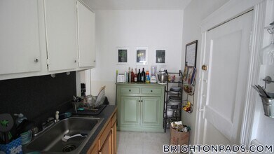 9 Egremont Rd, Unit 8 in Boston, MA - Building Photo - Building Photo