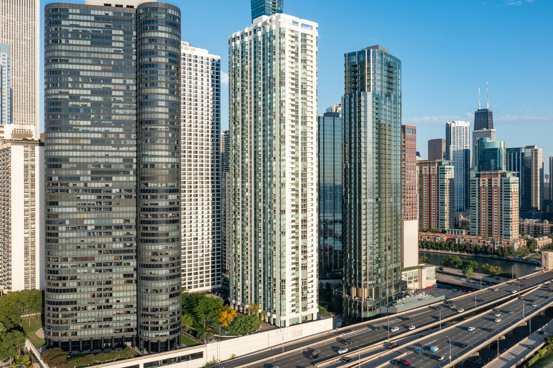 The Park Shore Condomiums in Chicago, IL - Building Photo