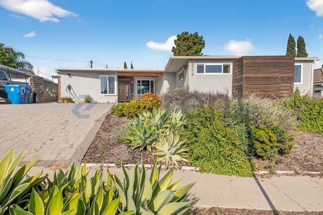 5775 W 74th St in Los Angeles, CA - Foto de edificio - Building Photo