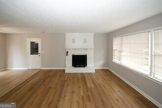 5760 Lakeview Dr in Powder Springs, GA - Building Photo - Building Photo