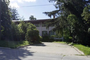 33 Wentworth Ave in Toronto, ON - Building Photo