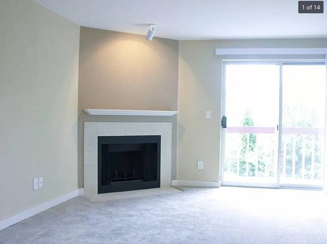 16817 Larch Way, Unit D205 in Lynnwood, WA - Foto de edificio - Building Photo