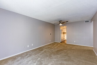 Central Park at East Bay in Largo, FL - Foto de edificio - Interior Photo